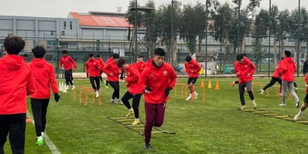 上海海港B队抵达云南昆明海埂基地，正式开启为期三周的冬训