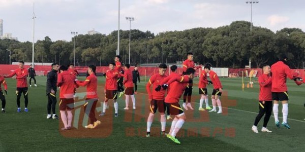 鲸鱼直播入口-国足上海30人展开第二练 朱辰杰归队留守酒店