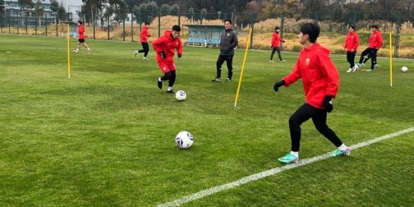 上海海港B队抵达云南昆明海埂基地，正式开启为期三周的冬训